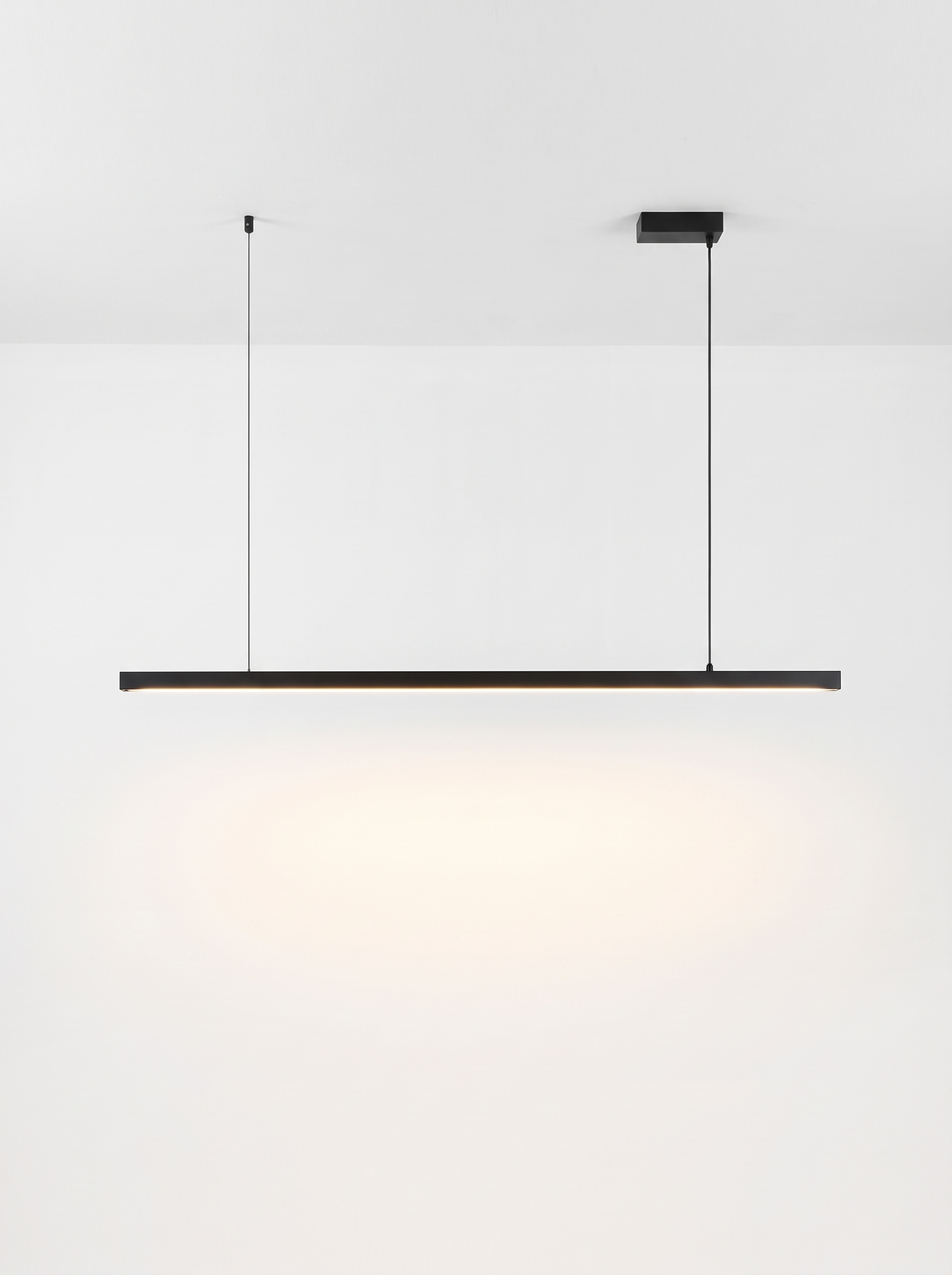 SPAN 02 — prodotto completo su sfondo bianco, finitura nera
